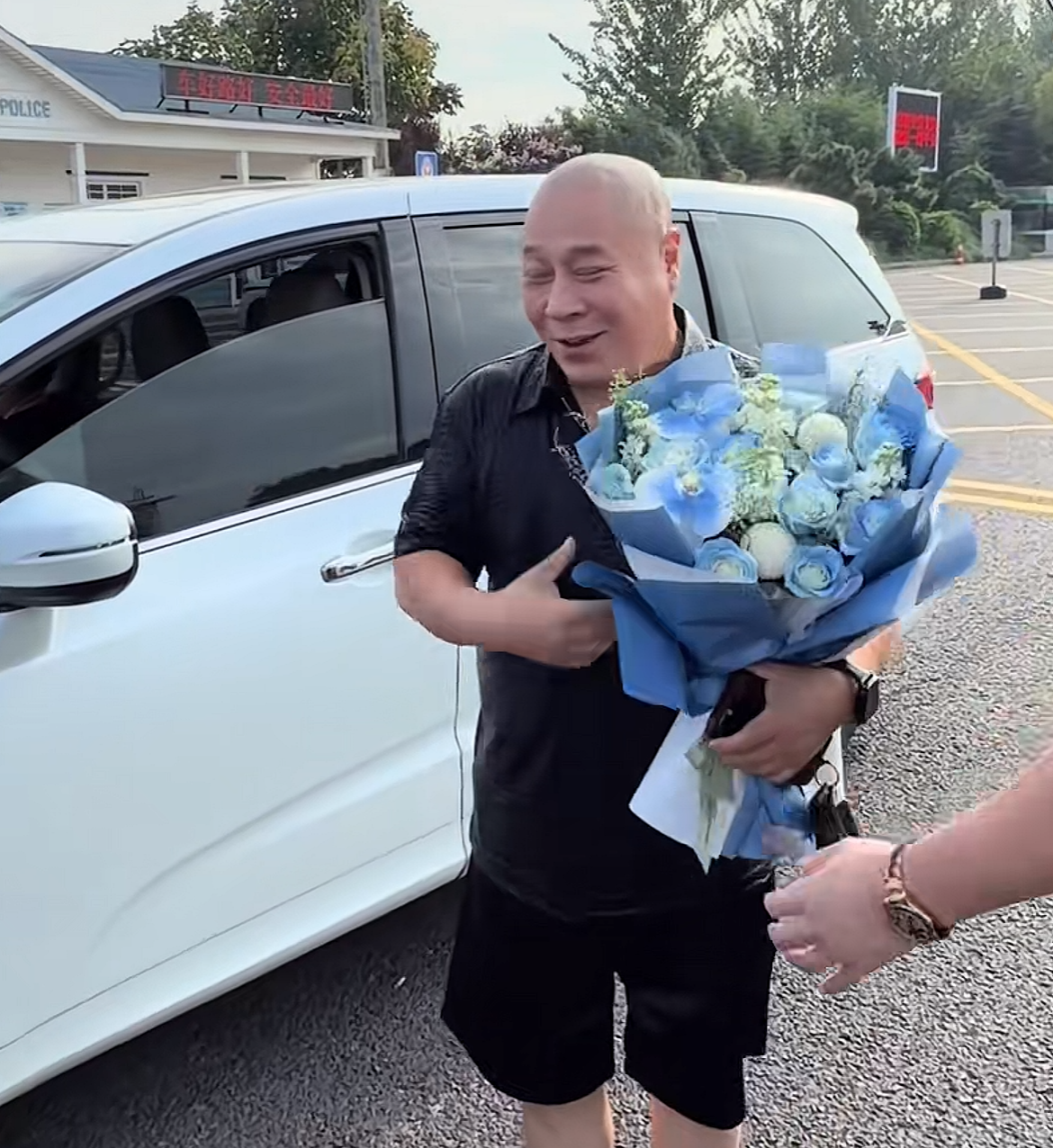 北京“老炮儿”李宝敏这次拽大了，现身日照受到高规格接待
当地车商开劳斯莱斯，带着