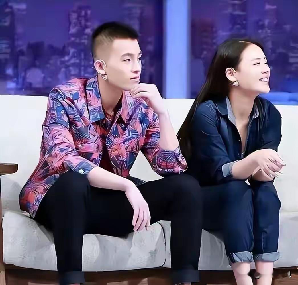 马思纯到底有多爱欧豪：掏心掏肺的深爱，终究败给人生不同步
 
在内娱的旧恋情里，马思纯和欧豪这一段，直到今天依旧是无数人的意难平。很多人回头再看才明白，当年的马思纯，几乎是拿出了全部的真心，轰轰烈烈地爱着欧豪，爱得坦荡赤诚，甚至带着一丝卑微的不顾一切。
 
两个人因《左耳》因戏生情。彼时的马思纯，出