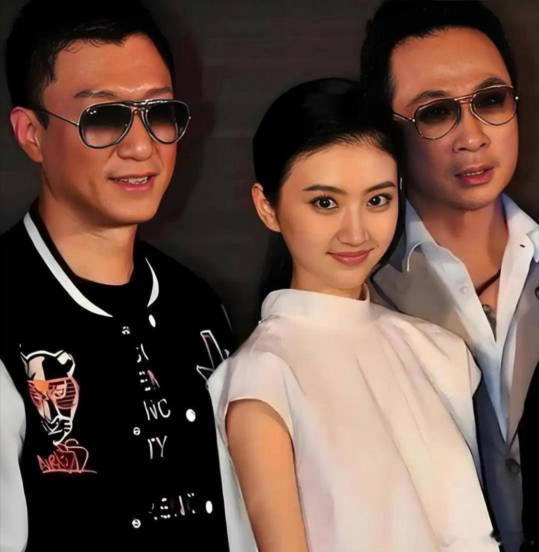 2011年孙红雷拿到剧本，一看女主是景甜，配角是金喜善和吴镇宇，就直接拒绝了。导演说，片酬加到1200万。孙红雷同意了。这部片子就是《战国》，背后投资方星光灿烂影视，砸出1.5亿做这部大制作，核心目标很直白，捧当时才22岁的新人景甜。
名义上孙红雷是男一号孙膑，吴镇宇演庞涓，金喜善做女二号，一 ​