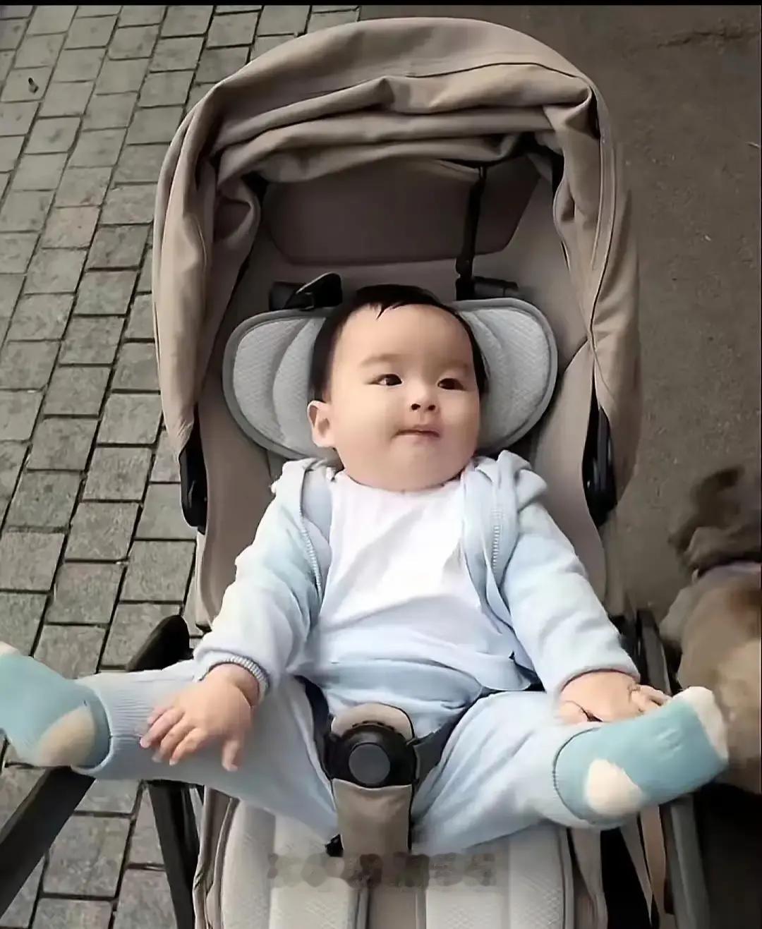 后妈向来难当，可马筱梅不仅把两个孩子带得服服帖帖，如今连自己的小宝贝也迎来了好消息。
当初汪小菲宣布再婚的时候，网上多少人等着看笑话？
结果才过了多久，人家不仅没翻车，日子反而越过越顺。餐饮品牌的新店一家接着一家开，汪小菲整个人肉眼可见地精神起来，连情绪都稳定多了。
其实最考验人的还是带娃。