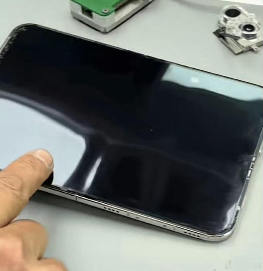 #iPhoneDuo 折痕#把iPhone Duo表面的纳米纹理膜撕掉之后，折痕其实挺明显的。我反正是不喜欢这玩意儿，太影响清晰度[哆啦A梦吃惊] ​