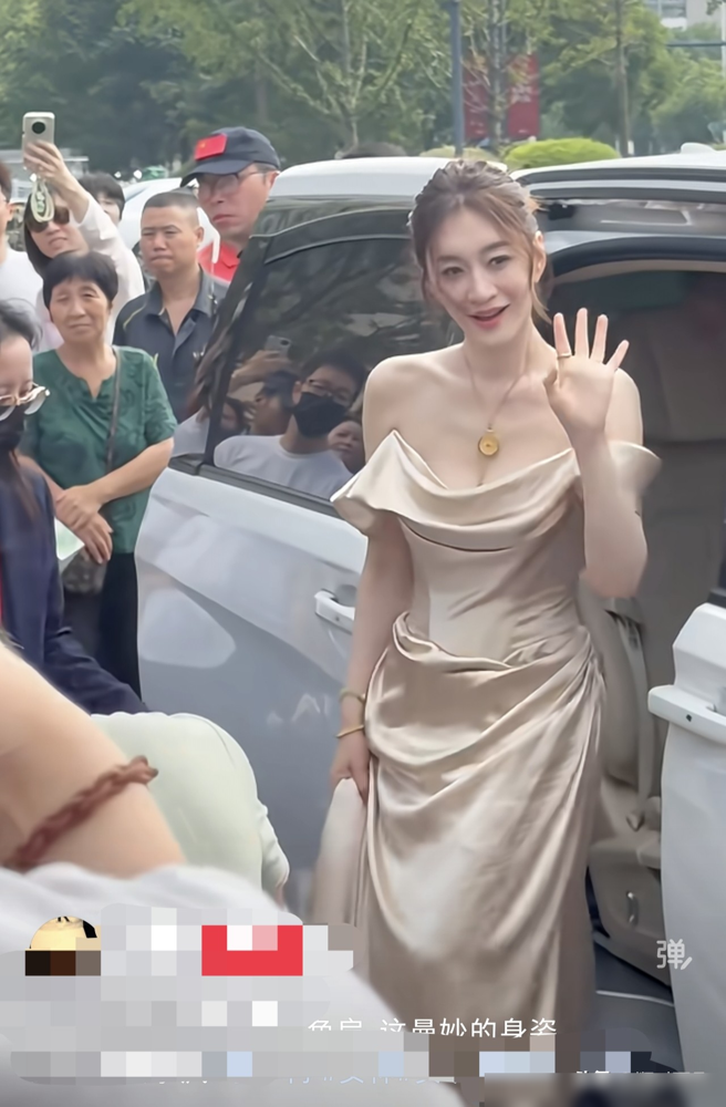 李小冉往那一站，撒贝宁直接黑成了背景板。央视镜头怼脸拍，她白得反光，小撒被衬成健康小麦色，网友说俩人压根不在一个图层。
跟汤唯同框，汤唯这次是真没压住。跟刘涛、高圆圆站一块，抓拍生图里，她永远是最亮的那一个。化妆师亲口说过，给她上粉底得调浅两个色号。
不是医美堆出来的白，是天生冷白皮，骨头架子都