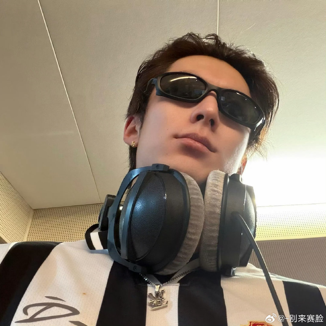 #王鹤棣[超话]#  绝美男子 吃美了吧 ​