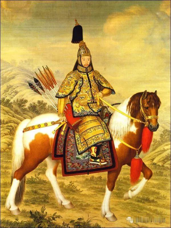 一个“右属櫜鞬（gāo jiān）”的流亡者

櫜鞬最早走进史书，是在《左传》里。晋文公重耳流亡途中，“右属櫜鞬”——他的右边挂着箭囊，左边系着弓袋，一副随时准备战斗的姿态。一个流亡公子，身上背着全部的家当，也背着一句无声的宣言：我还没有认输。

那是櫜鞬的少年时代。它不是礼器，是活命的家伙。“櫜”