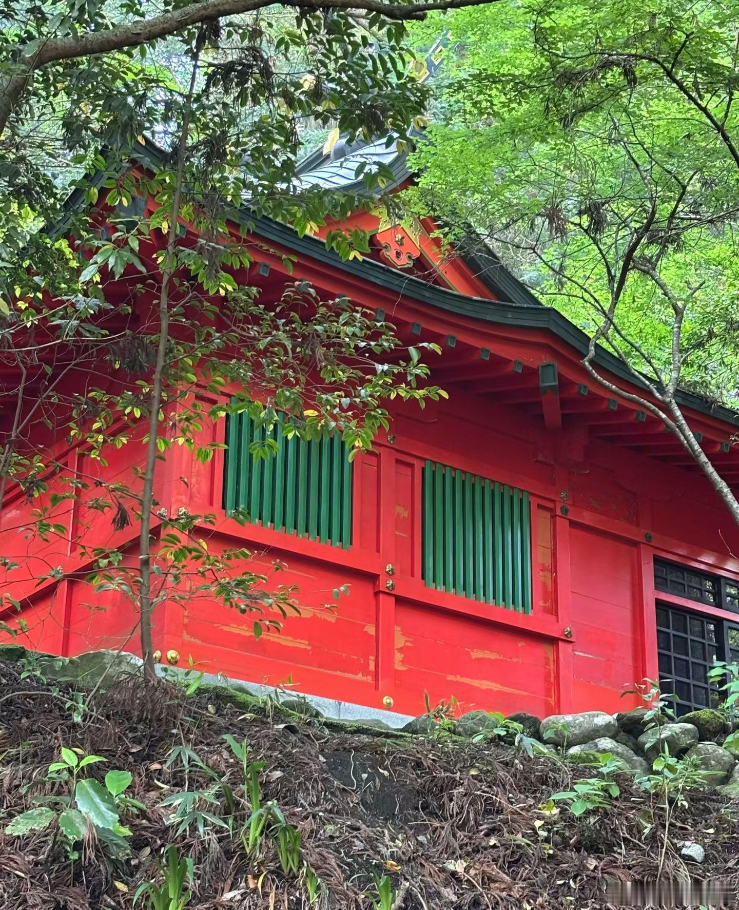 如图：日本仿古建筑  PS：这样的建筑在中国已经不多见了，福州有个五代...