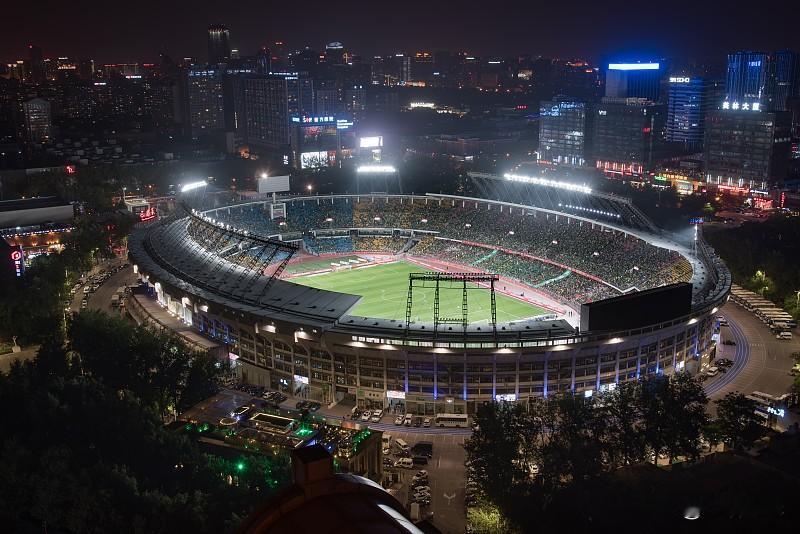 北京工人体育场昨夜迎来久违的亚冠喧嚣，国安队以 3-1 力克浦项铁人，用一场胜利宣告回归亚洲赛场。开场仅 2 分钟，新援沙德里克便闪电破门，12 分钟后又制造点球机会，助张稀哲补射完成反超。下半场杜齐亚克在乱战中捅射锁定胜局，两位亚冠专属外援首秀合力贡献 3 球，成为逆转功臣。

主帅斯坦利赛后特别