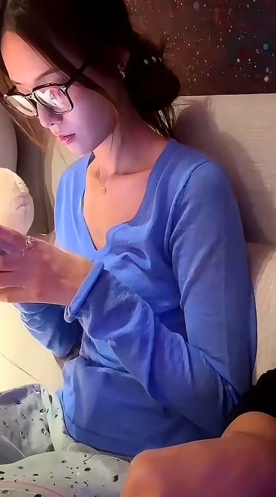 “你戴眼镜的样子，是我的最爱！”黄子韬对着镜头突然来了这么一句。

徐艺洋被逗乐了，撇撇嘴打趣说，戴上这副眼镜难道不显得尖酸刻薄吗？黄子韬一听急了，赶紧连连摆手往回找补。

他说不戴眼镜当然也美，但戴上就是戳中了他的死穴。从高调求婚到去年底领证，这俩人硬是把日子过成了连载偶像剧。

婚后不但没变平淡