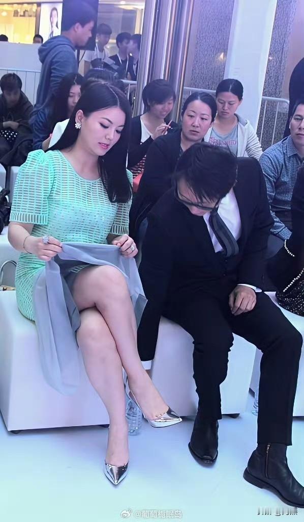 李湘早年出席活动时排场十足，在助理和保镖的簇拥下如女王般登场，彼时正是她的人生巅峰时期！
