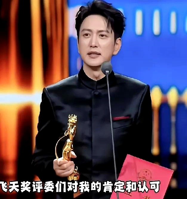 “有史以来听过最好的获奖感言！”飞天奖现场，王仁君凭《浴血荣光》拿下视帝，一番发言直接把台下人说哭了。

他没搞虚头巴脑的套话。全程吐字清晰，铿锵有力，观众就算不看字幕，也能听清砸进耳朵里的每一个字。什么叫“正得发邪”？这就是。言之有物的真诚，让屏幕前的人受到强烈震撼。

这种儒雅和内在的丰盈根本装