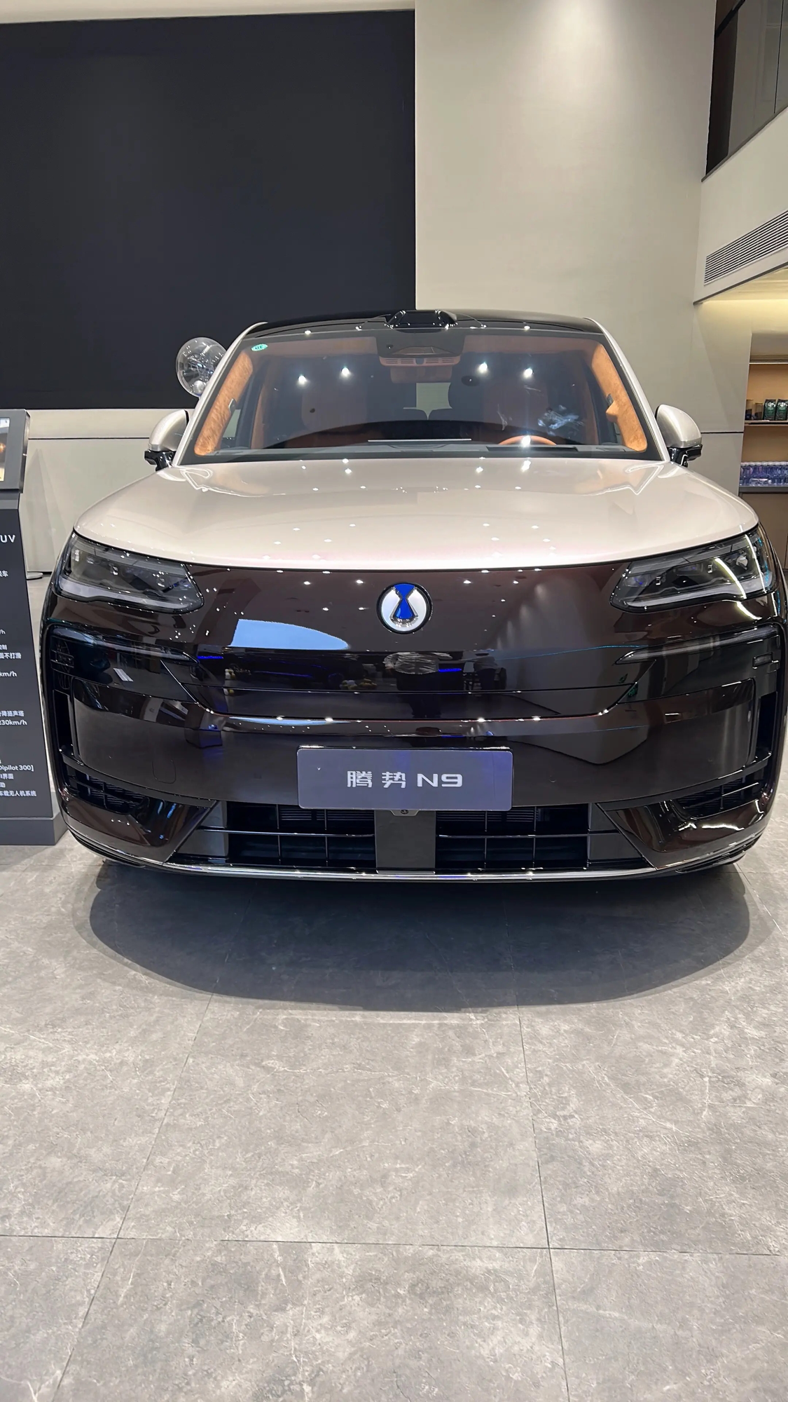 试驾腾势 N9 DM：六座家用够不够舒适
周末到腾势 4S 店试驾 N9 DM，重点体验了六座布局下的乘坐感受和长途舒适性。
静态体验
2+2+2 座椅排布让第二排两个独立座位都有不错的侧向支撑，靠背角度可调，长途乘坐不容易累。第三排不是摆设，头部和腿部空间对中等身高乘客够用，只是坐垫偏短。后备厢在