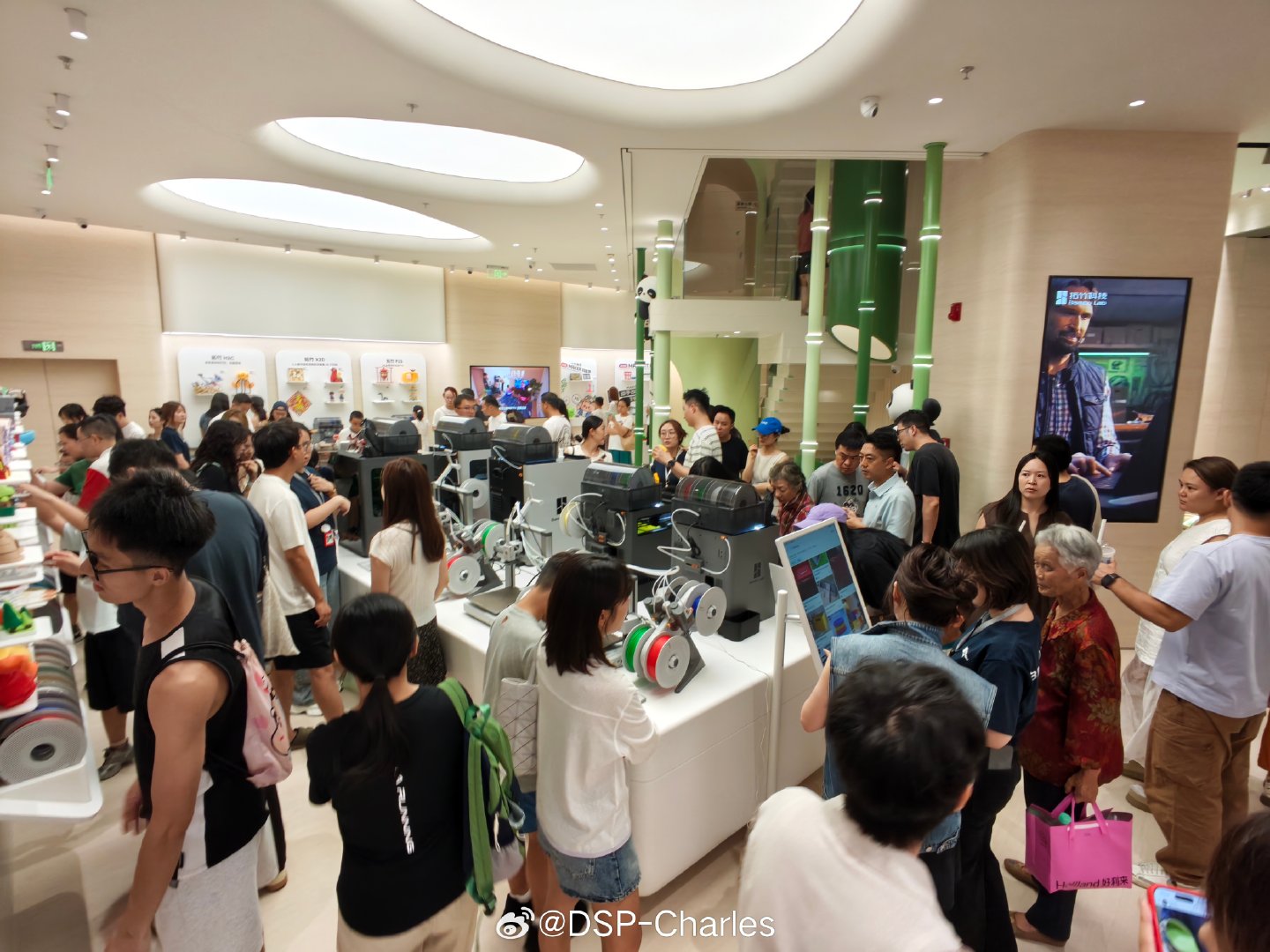 拓竹太聪明了，线下店走儿童教育，人流量爆满。

店里就摆着机器搁那打玩具，家长觉得给孩子投资了未来的前沿科技，孩子又觉得好玩，双赢。

关键是购买力巨强[捂嘴哭] ​