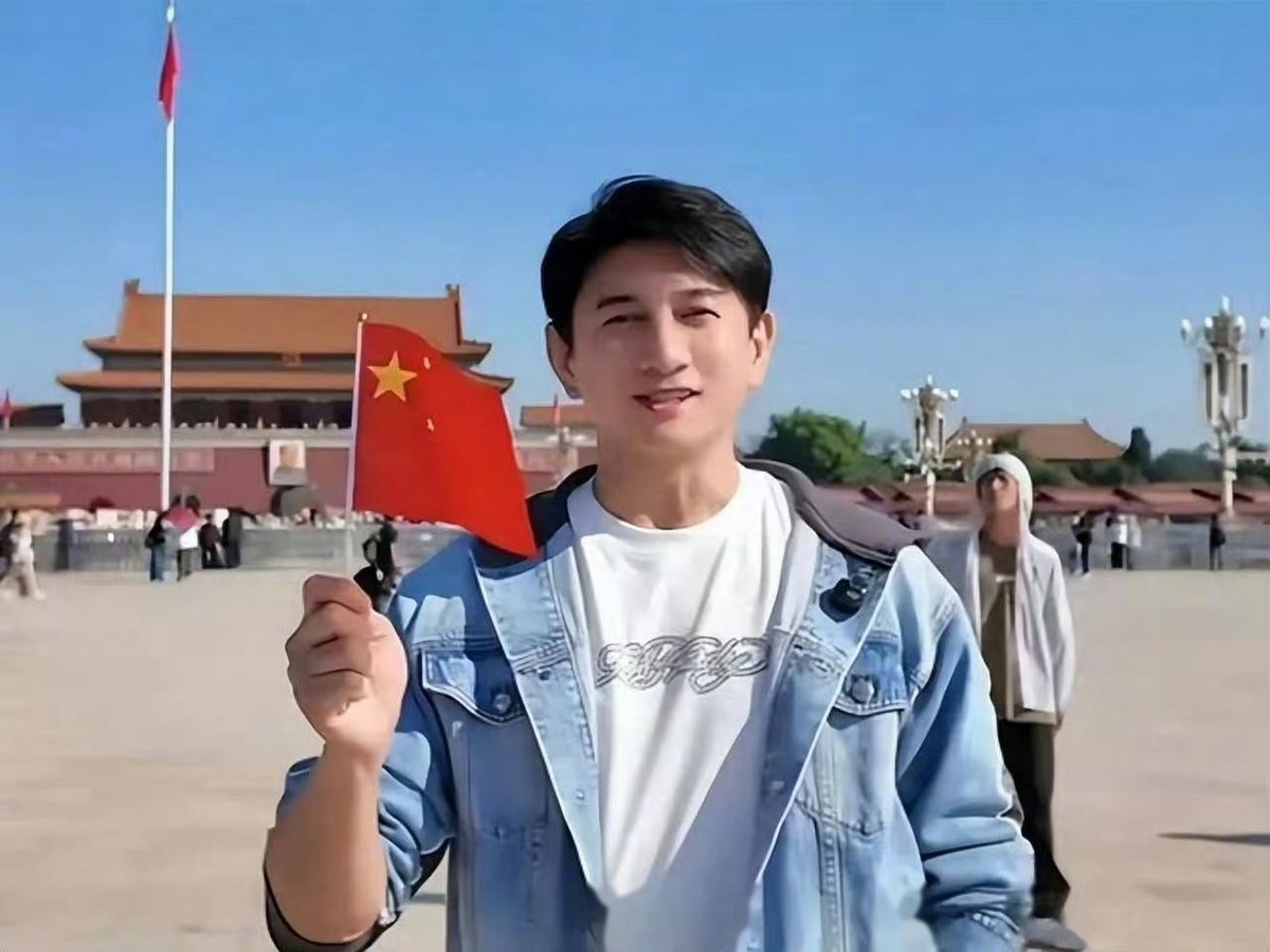 双重标准看呆！同样是艺人境遇差距好大
先把蔡康永放一边，聊聊吴奇隆。只是真诚送上国庆祝福，原定棒球开球嘉宾身份就被取消。让人唏嘘的是，岛内部分声音忙着为蔡康永发声，却对吴奇隆的遭遇选择沉默。同样是公众人物，两种截然不同的对待，双重标准摆在明面上，网友看完都忍不住感慨，公道该放在哪里看。