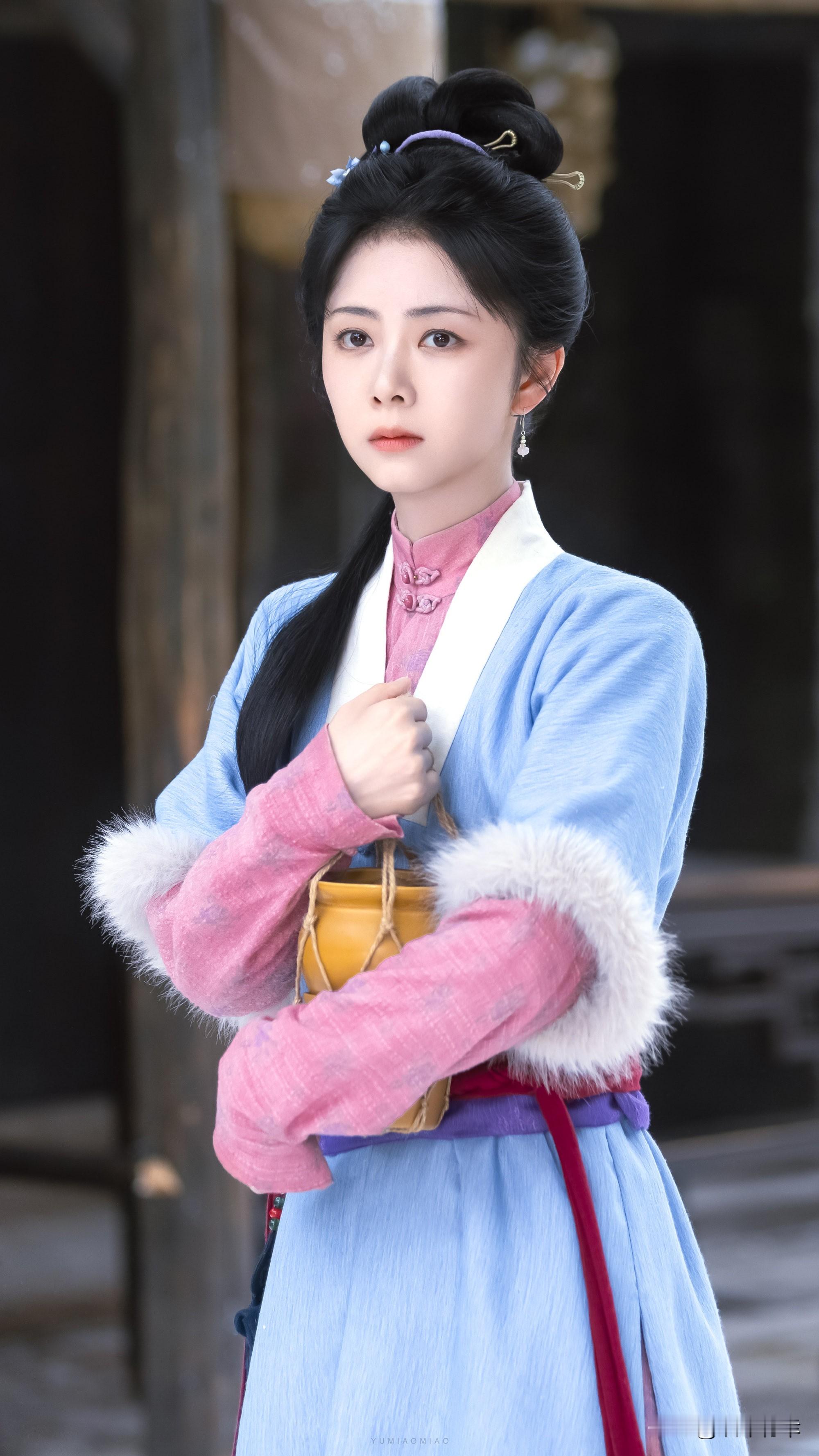 谭松韵代表作不少，为什么没成顶流流量花
谭松韵手握好多大家叫得出名字的作品：《最好的我们》《以家人之名》《锦衣之下》，路人缘很好。但缺少一部全民级现象大爆剧。杨幂凭《宫》爆火，赵丽颖靠《花千骨》出圈，杨紫借《香蜜沉沉烬如霜》登顶，迪丽热巴有《你是我的荣耀》，乔晶晶这个角色跨圈层大火，还有《克拉恋人》