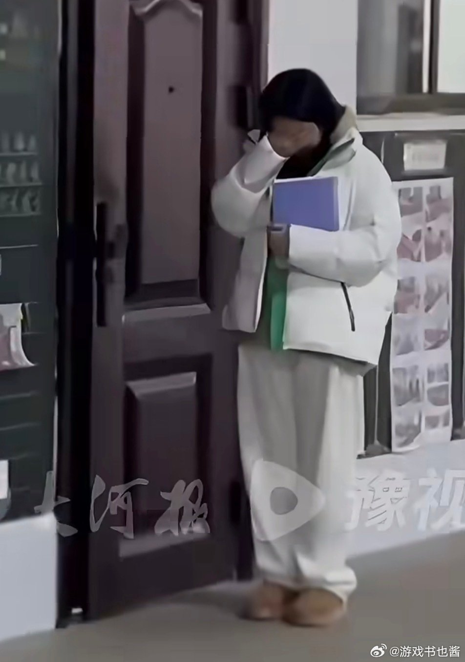#学生插队被制止家长举报老师体罚#
看完这个新闻真的感慨万千，以前我们都敬畏老师，做错事被管教心里知道是自己不对，现在部分家长过度护短，孩子插队被正常管教都要举报，正常的纪律管理直接被扣上体罚的帽子，老师不敢管也不愿管，最后为难的其实是整个教育环境…… ​