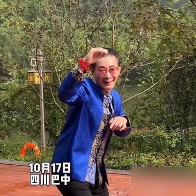 这俩老头加起来一百五十岁了，又钻进黑屋子里浑身贴满传感器，对着空气抡金箍棒。
六小龄童亲口说的，跟马德华正在四川巴中拍《西游记真假美猴王》，动作捕捉，纯动画，2026年上。
不是客串，不是配音，是真刀真枪“演”出来的。每一帧猴子的表情，都是他脸上肌肉挤出来的。马德华那肚子，还得自己抖。
这片子
