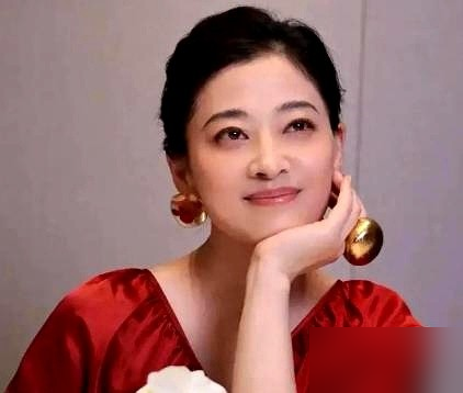 郭涛拍完《父母爱情》，拿到手8万8。一打听梅婷，300万。他直接去找孔笙要说法，孔笙就回了一句话：人家是月子没坐完，来救火的。
原定女主开拍前一个月跑路，剧组差点黄了。梅婷临时顶上，那300万买的是她推掉满档、赌上身体的溢价。郭涛签得早，那会儿这戏谁也没看出能火。
但这戏制作费没乱花，光一个炮校