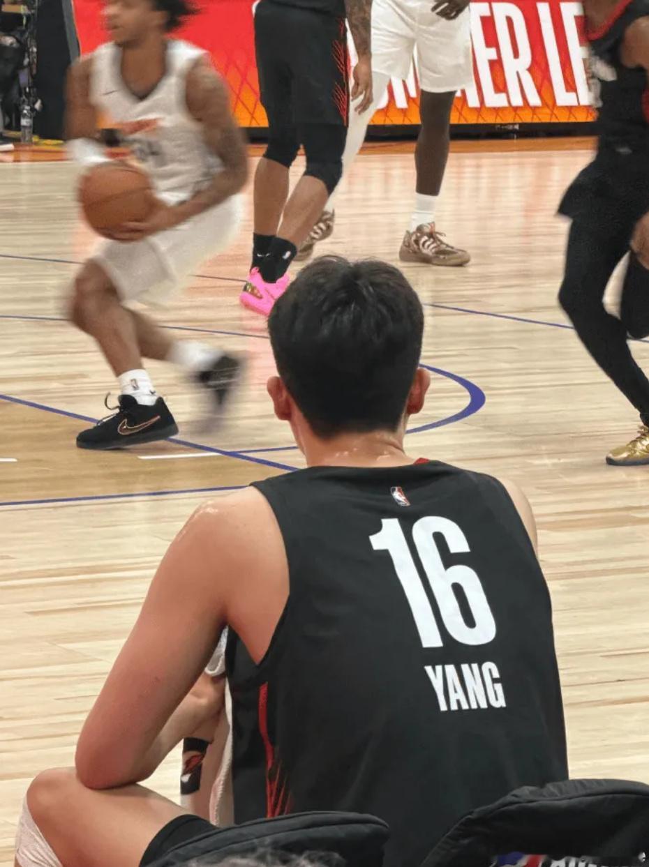 媒体人周鹏：今日瀚森身体不适加剧，最后球队决定让他休息  NBA拉斯维...