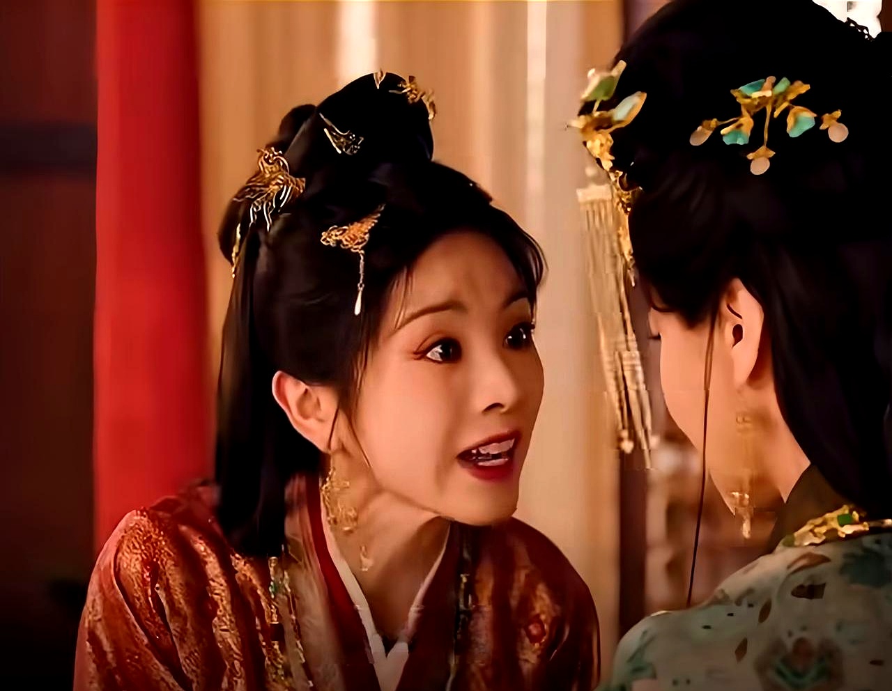 田曦薇在新剧《嫁金钗》里一人分饰两角，结果不仅瘦到脸颊凹陷显老，演恶女时还用力过猛，瞪眼撇嘴全停在表面。
 

本来挺有灵气的一个小姑娘，想借着新剧再往上走一步，结果因为状态下滑和演技翻车，好好的机会硬生生给错过了。
 

观众眼睛是雪亮的，流量和热度终究得靠实力和状态撑着，一旦撑不起来，天花板也就