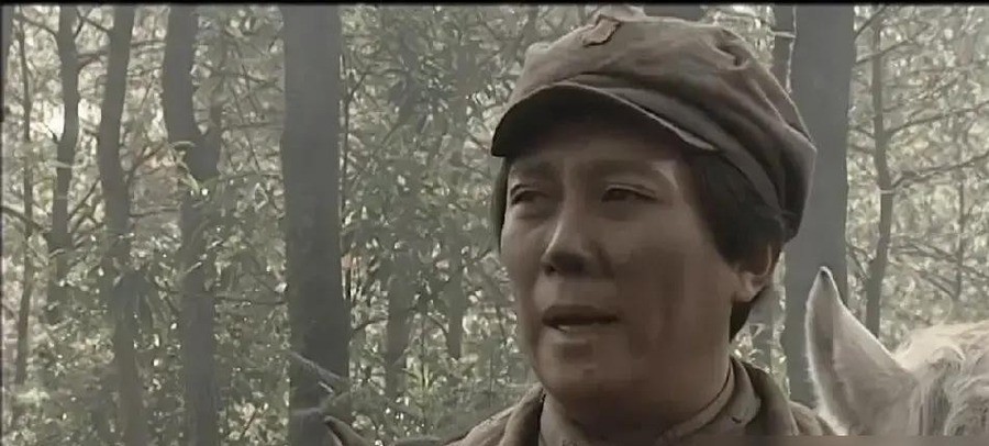 唐国强拍《长征》时剧组埋了20吨TNT，烟火师不告诉演员炸点在哪，他拍帐篷爆炸戏时直接跑到警戒线外卧倒了。
这事放在今天看，很多人第一反应是“不够拼”。可翻完2001年前后的报道，真正值得琢磨的恰恰是另一层：一个演员在危险现场的第一反应是跑到安全线外趴下，这跟后来流传的“炸点越埋越近、受伤还接着拍”