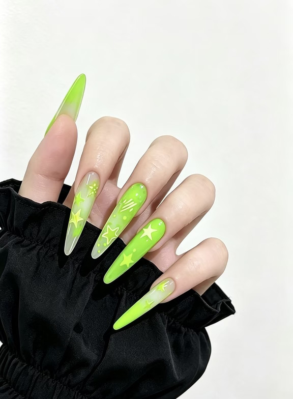 终于做上了心心念念的荧光绿美甲💅💚