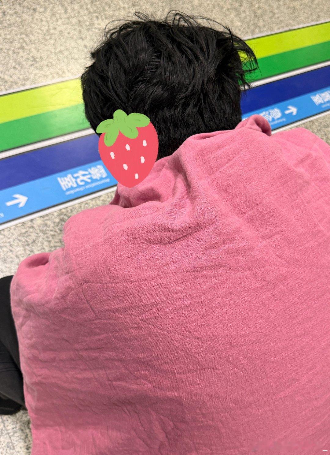 咋整啊！烧到40度来医院了…
他一路还特别兴奋跟我说：老婆我们婚后第一次这样半夜来医院诶…是不是烧坏了？
讲实话从来没有照顾发烧病人的经验，早该拉他来输液的，也不至于这么高啊[泪奔]
他还不想来，我说你脑子烧坏了咋办[泪奔] ​