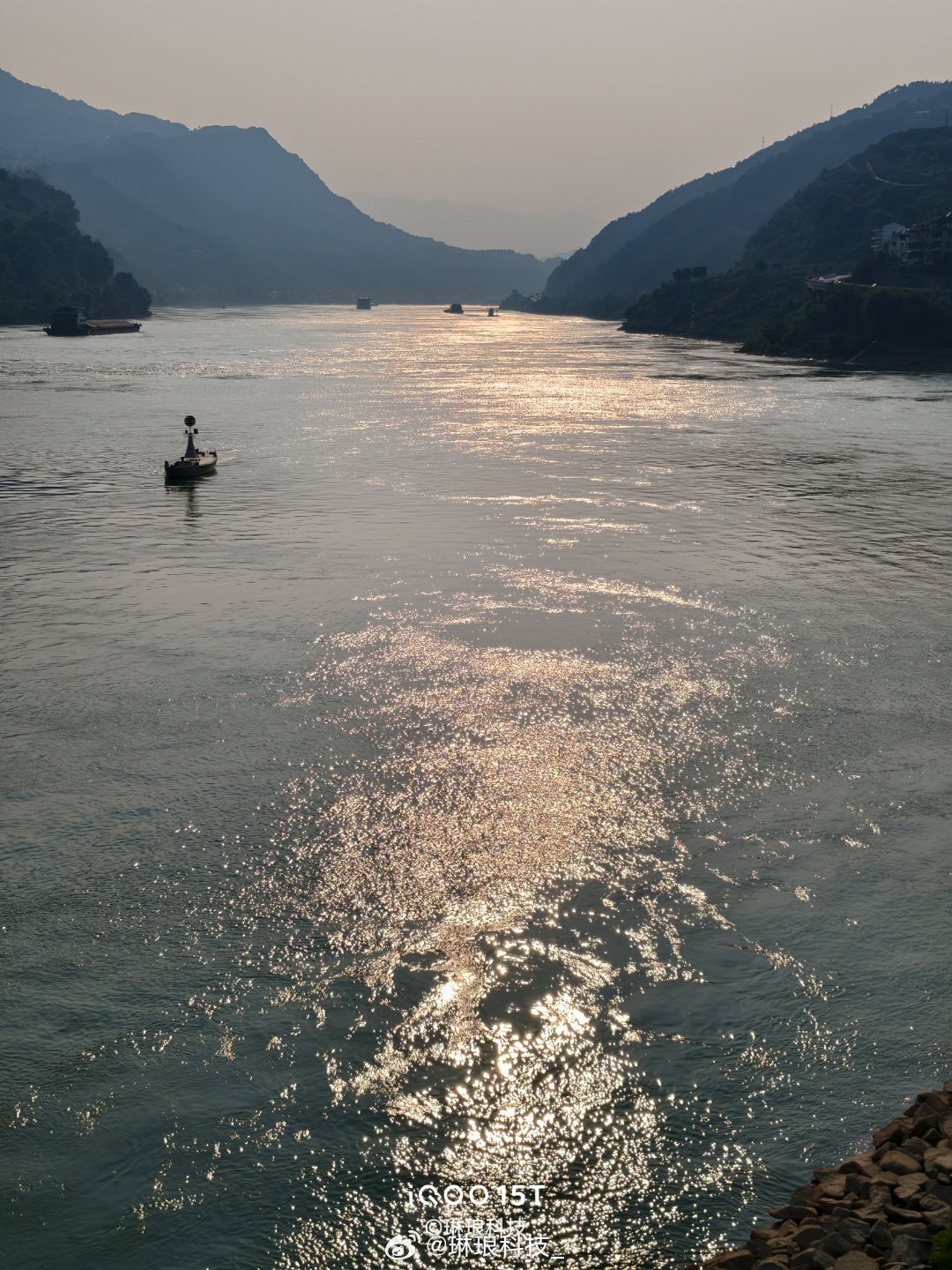 #iQOO15T# 奔赴G348三峡公路，直面江边大逆光、强光环境
全部手机直出无修，江面波光、层叠山峦都稳稳拿捏。
强光下画面也不发灰，光影层次保留到位，沿途山河壮阔随手一拍就是氛围感大片#iqoo[超话]# ​