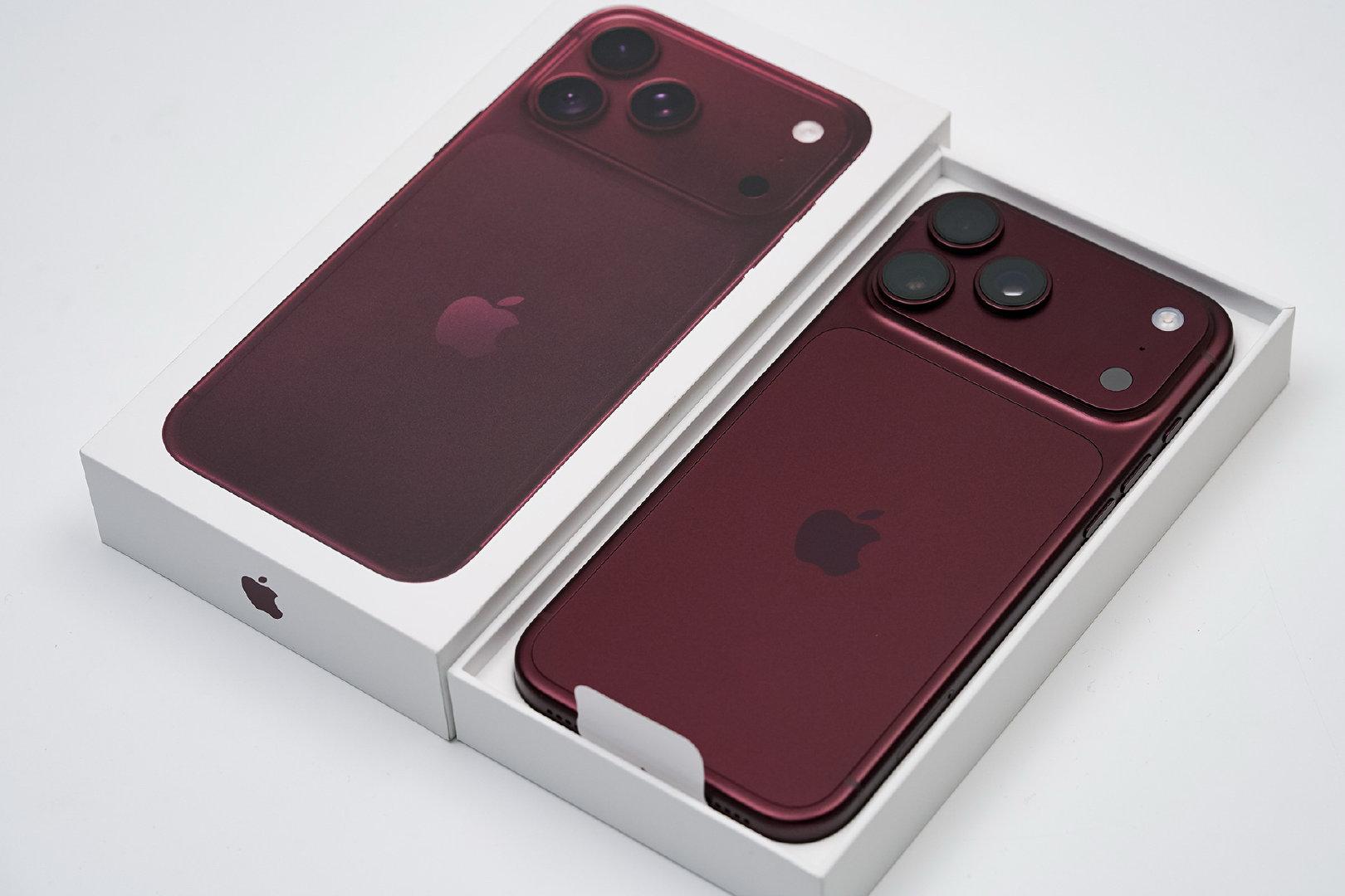 有一种感觉，iPhone 在中国市场的销量迟早有一天会超过 iPhone 在美国本土的销量，中国市场会成为苹果最为重要的收入来源。 ​