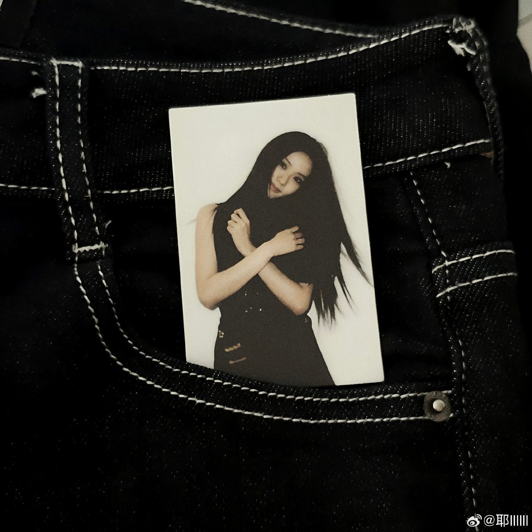 #kimjisoo[超话]# 
眼睛替我说爱你...🖤
#金智秀##kimjisoo##jisoo新歌# ​