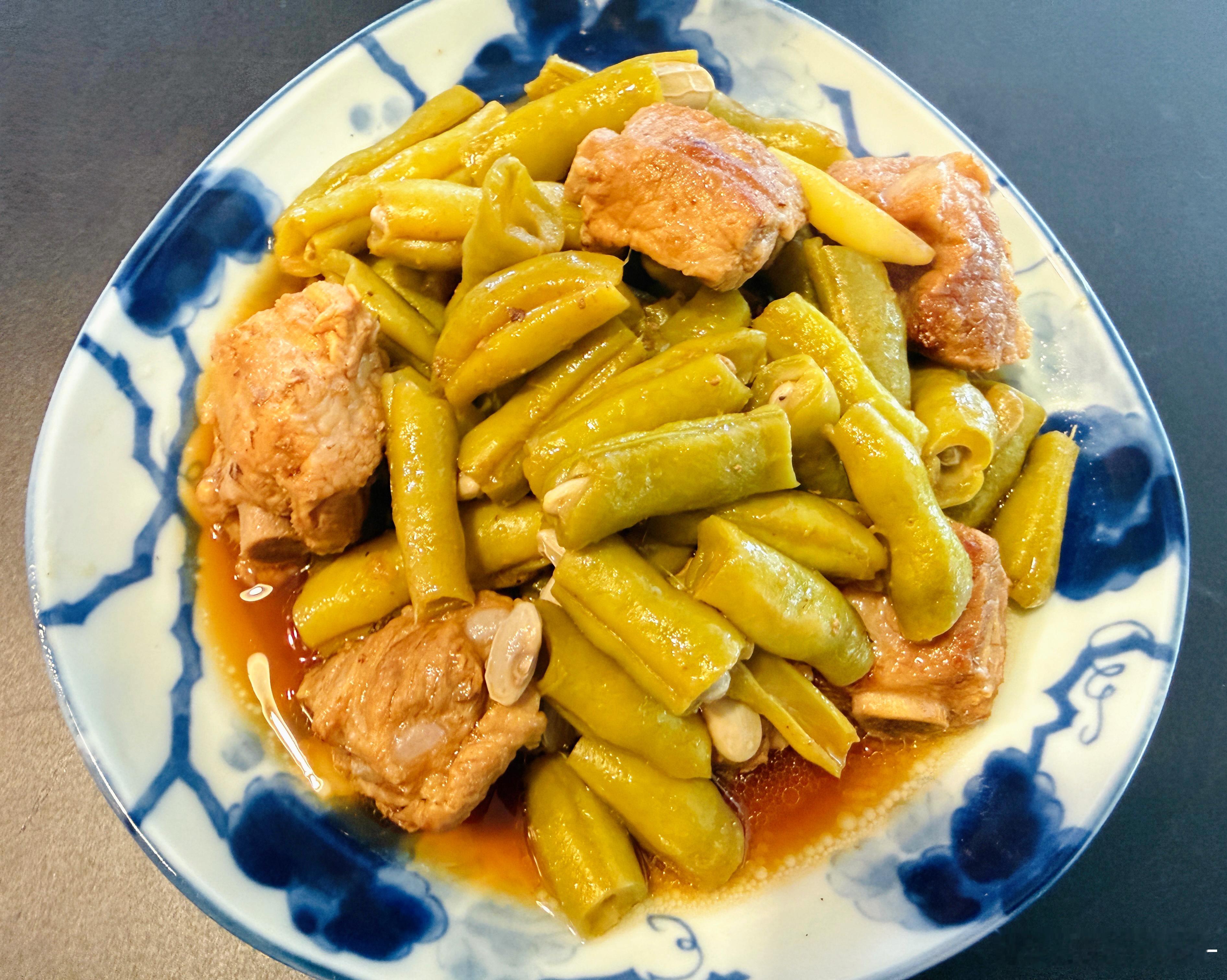 前几天涵爸做了豆角炖排骨，水水的一点也不香，他一直抱怨应该炖五花肉才行。今天中午我自己做了一次，还贴上了几个花卷一锅出，味道特别香，看来做菜还是有一定技术含量的[允悲]！晚餐就只蒸了几个玉米粑粑，糯糯的微甜，很好吃。 ​​​