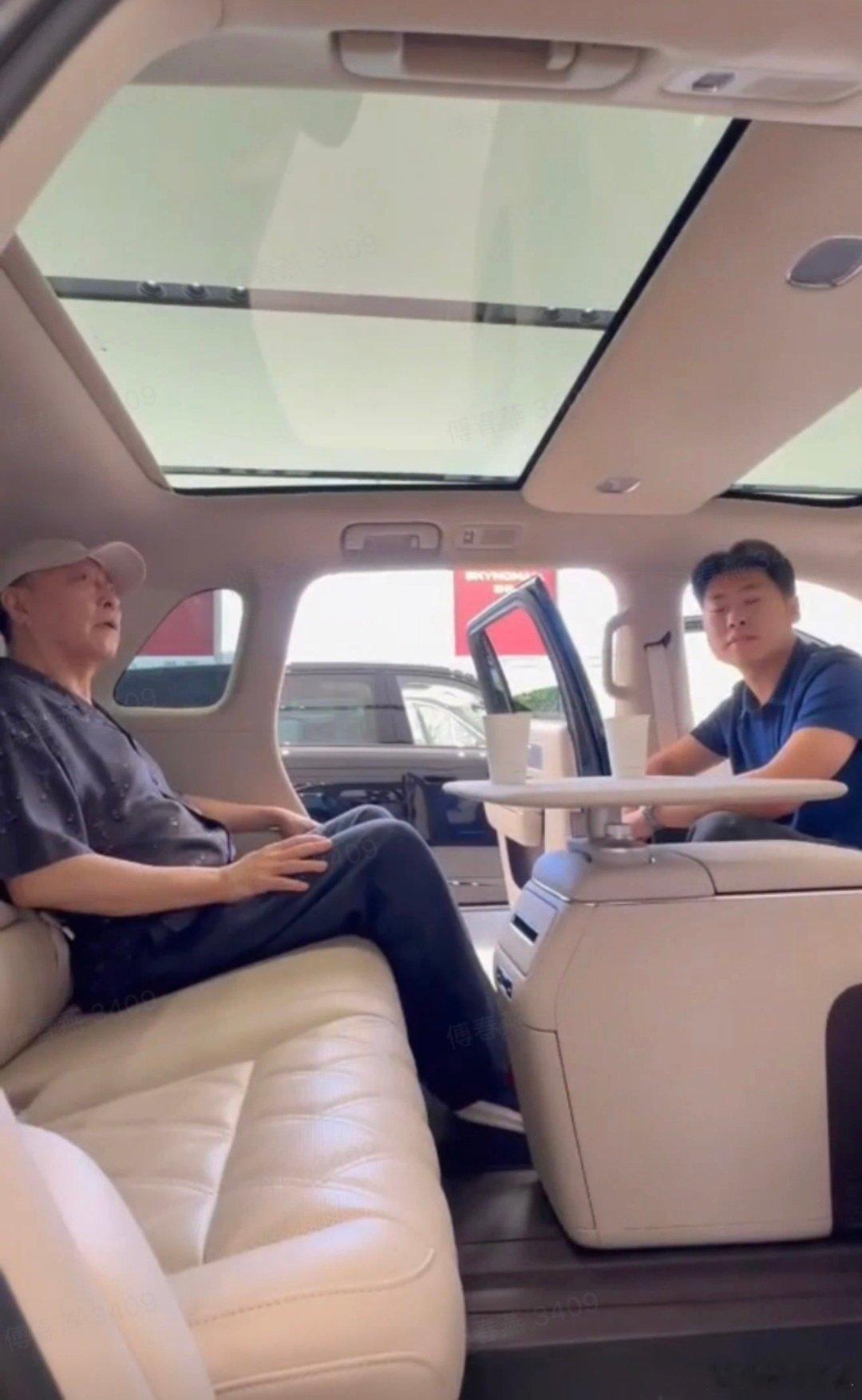 #大v聊车# 倪大红去看小米澎程去了，怎么回事，这已经是第二个明星去看车了？这应该是自愿的。 ​