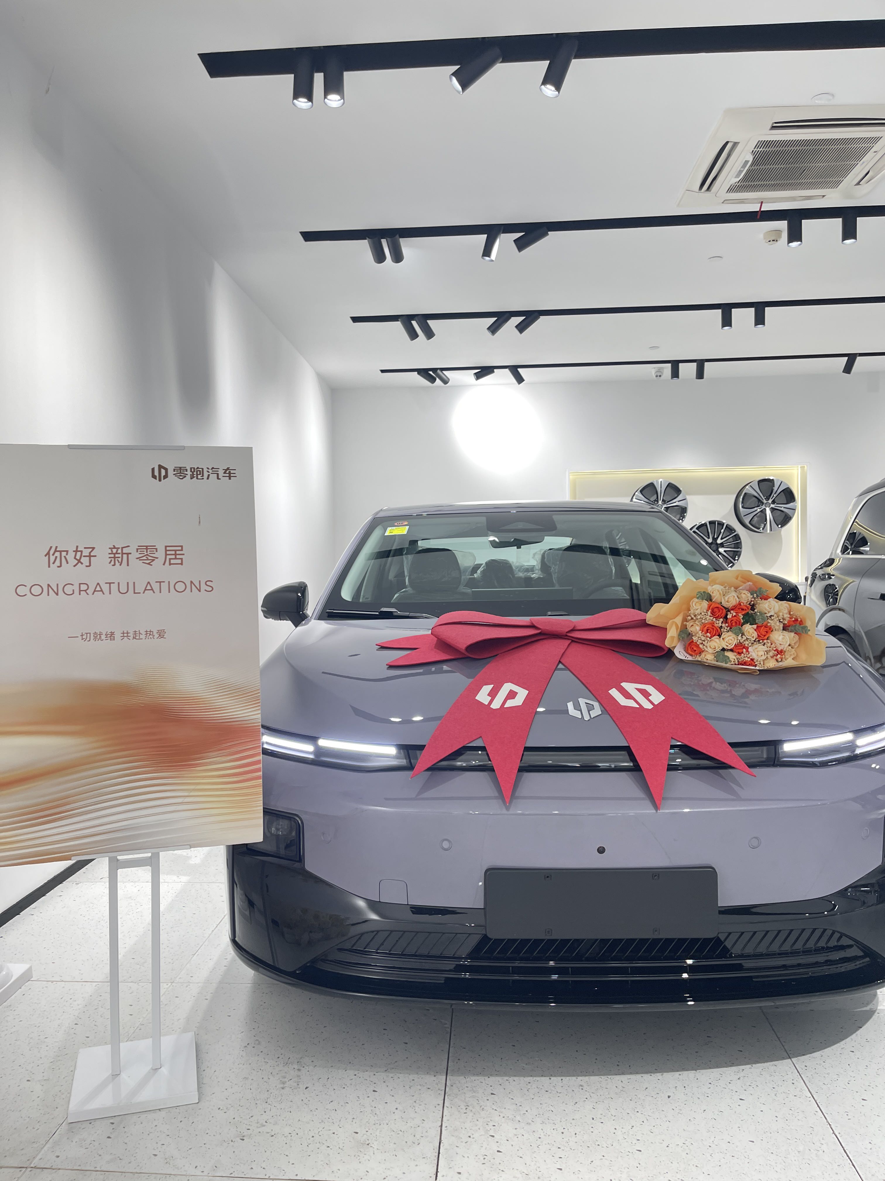 我的零跑生活 
今天刚把27款零跑B01从4S店开回家，停好车还绕着车多看了两圈——这台被我蹲了大半年的新款小车，实车比网图还要对味。最戳人的是它完全不像是一台入门级纯电的质感：车身尺寸刚好，小区里最窄的车位一把就能停进去，完全没有大车的局促感。座舱里没有冗余的廉价塑