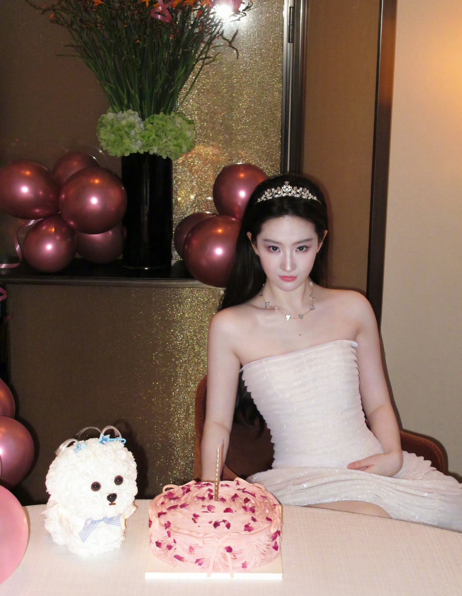 刘亦菲近期的造型曝光后，不少网友直呼直接梦回当年她拿下金鹰女神的19岁模样，相关话题很快冲上热搜。当年青涩灵动的她，一袭华丽礼服亮相，气质清冷又大气，成为很多人心中的经典画面。
 
如今多年过去，刘亦菲状态依旧在线，五官舒展气质温婉，眉眼间还保留着当年的少女感，岁月仿佛没在她身上留下太多痕迹。不少粉