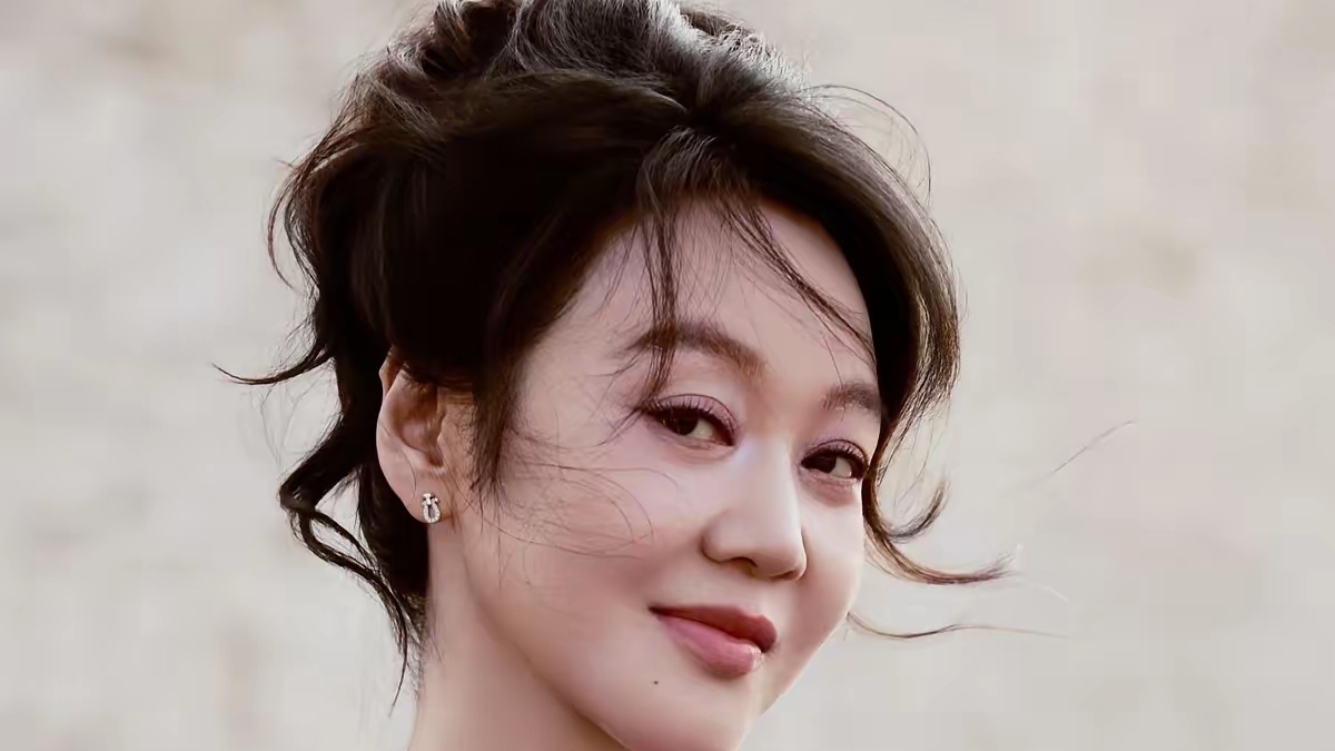 55岁闫妮站在湾区晚会舞台上一袭宝蓝高开叉长裙肩颈舒展眼神清亮