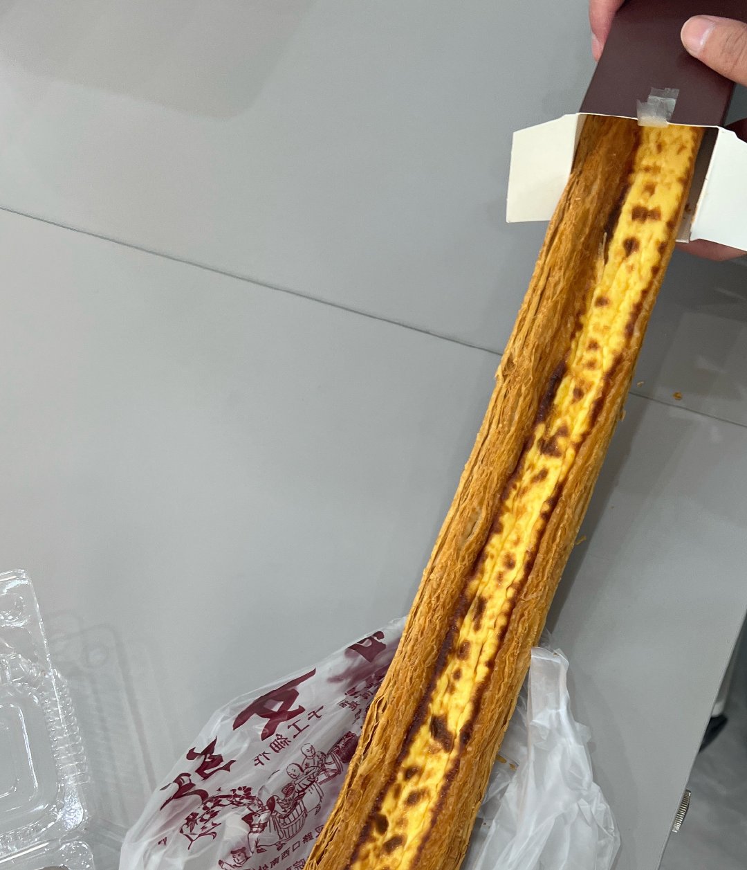 鲍师傅9月上线的60厘米超长蛋挞因被吐槽咬开全是酥皮、蛋液少得可怜而冲上热搜，品牌方现已回应相关问题。  一、翻车事实与热议规模- 核心槽点：大量消费者实测发现，这款蛋挞虽长达约60厘米，但内部多为空