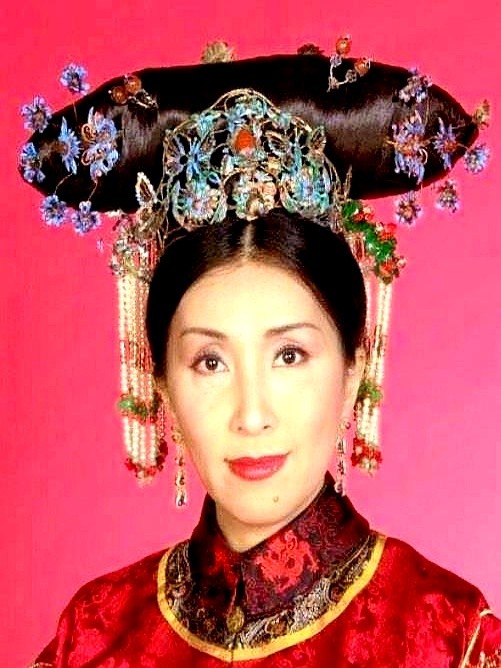 邓萃雯眼角的褶子，佘诗曼蜡黄的脸，当年怎么没觉得丑？

刷到《金枝欲孽》老剧照，镜头怼脸，细纹、卡粉、黑眼圈一览无余。但只要她们眼眶一红，观众连呼吸都跟着紧绷，一秒入戏。

再看现在的新剧，滤镜开到鼻梁骨都快磨没了。屏幕里个个白得像剥壳鸡蛋，连个毛孔都找不着。一哭一笑，就像橱窗里的塑料模特成了精。