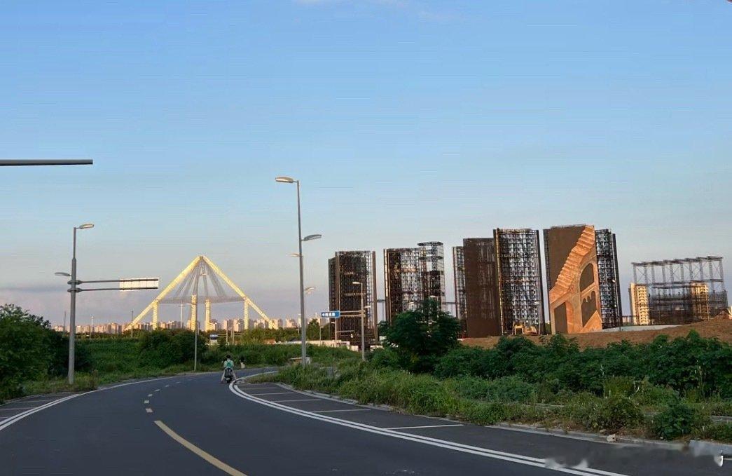 华晨宇汤山音乐谷搭建中

有种以前玩模拟经营游戏时的感觉
这个城堡有点像两年前奥运会那晚我许的愿望 ​