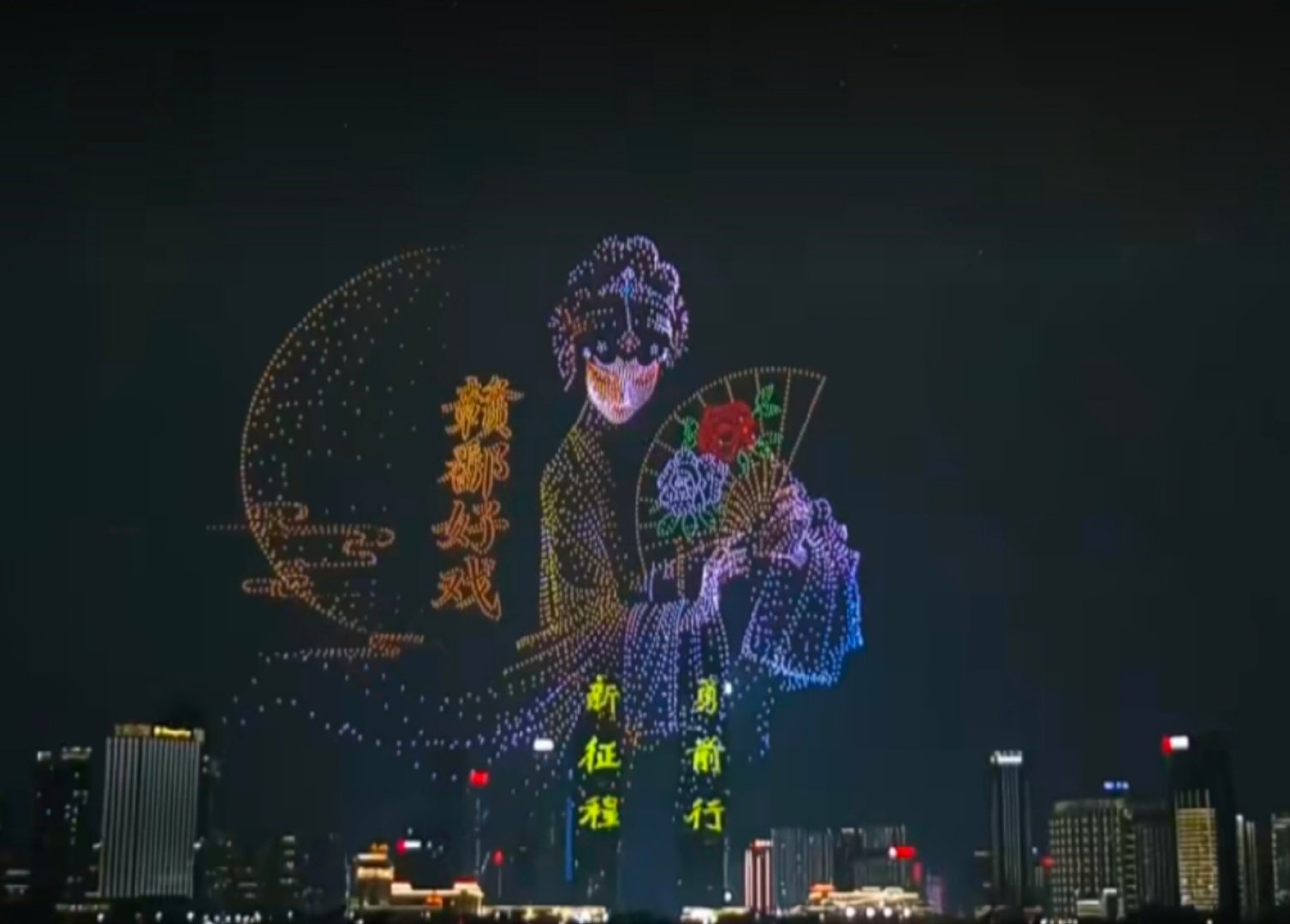 南昌烟花秀这一幕太美了！收了一张图，再发一遍[爱慕]
今年无人机是双面的，滕王阁和秋水广场都能看到正面
姐姐，看！
#唐嫣##南昌烟花# ​