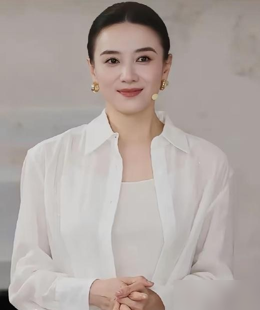 宋佳也没戏拍了。杨天真亲口说，今年剧集开机率只剩去年三成。横店摄影棚空置率78%，八月中旬就16个组在拍。合同签了照样黄，投资方说撤就撤，剧组原地解散。刘亦菲赵丽颖都在家里蹲着，中生代更尴尬，戏路窄，邀约直接腰斩。AI短剧一部成本三五千，资本拿脚投票。宋佳倒是看得开，说空窗期正好回去过日子，演员跟剧