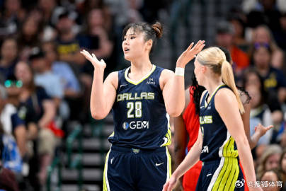 WNBA飞翼官方宣布，中国女篮球员李月汝因左膝前交叉韧带（ACL）扭伤...