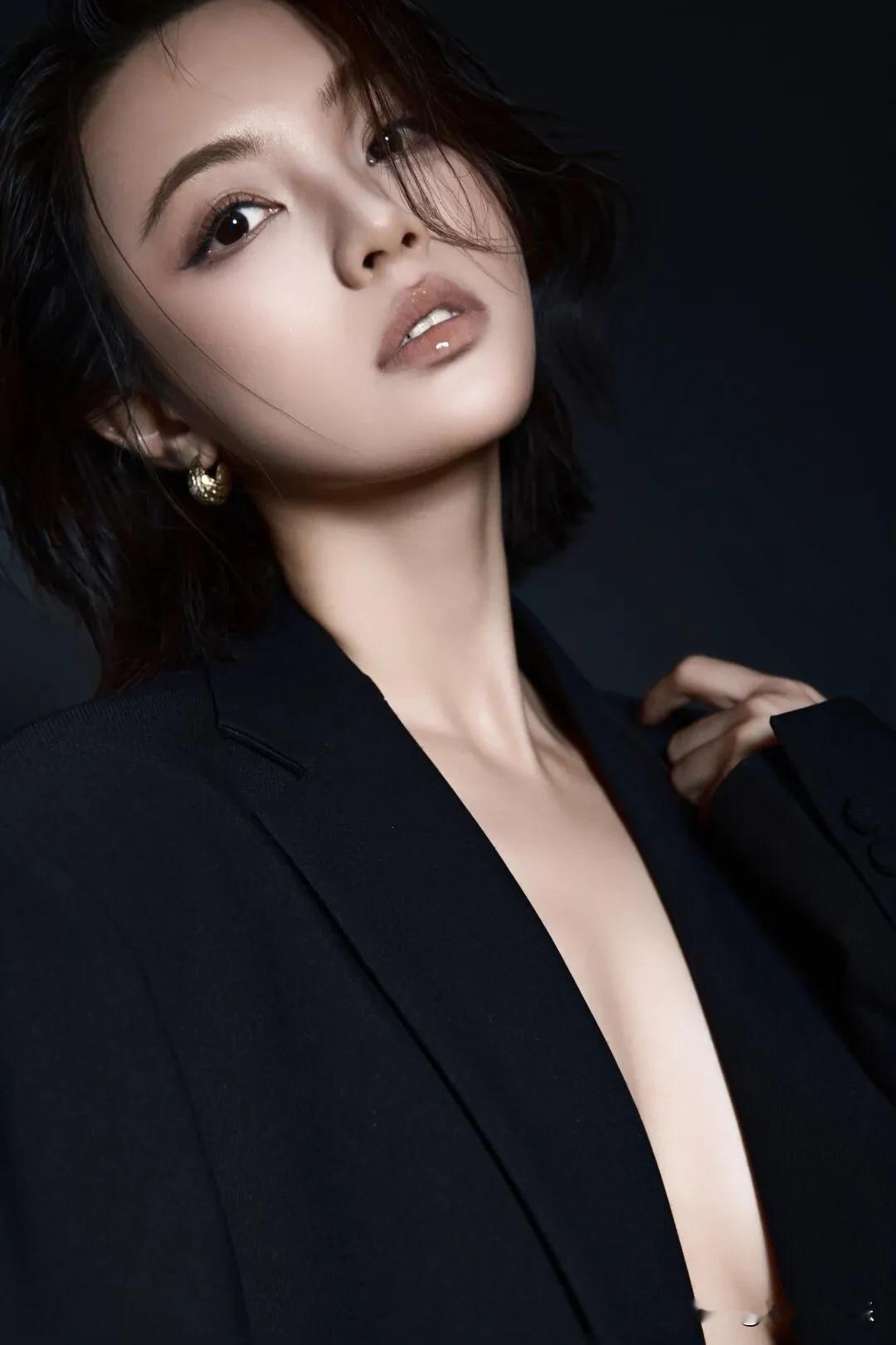 黑色西装写真搭配黑丝高跟，简直是性感诱惑的极致！在这组写真里，她穿着黑...