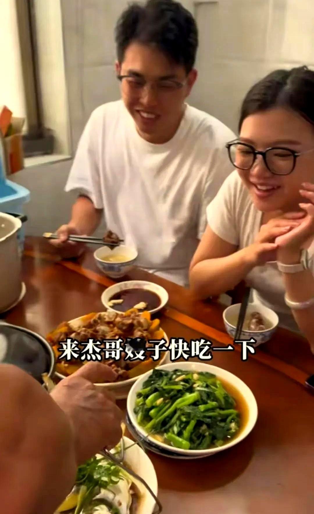 网红带嫂子拍视频，结果嫂子火得藏都藏不住？最近某活泼型网红晒家庭日常...