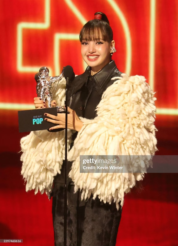 恭喜Lisa拿下VMA Best pop最佳流行奖😭🔥