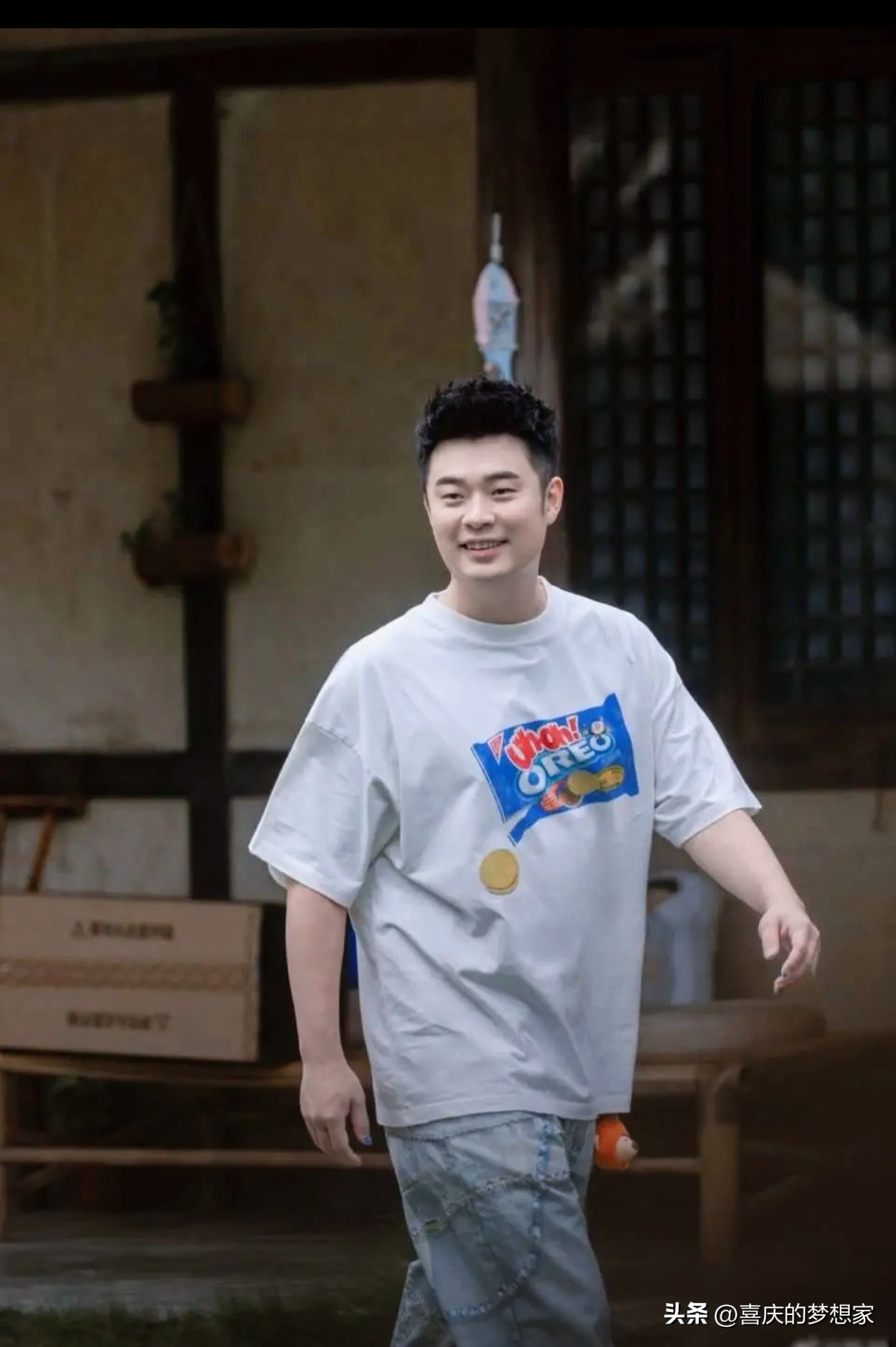 演员陈赫在直播中透露，自己因十多年旧伤累积确诊严重腰椎滑脱，伤势加重时疼痛到无法直起身子，目前正在接受理疗休养，已暂停部分工作。

以前总听人骂他录节目“划水”，说他没以前拼了，谁能想到，这竟然是十几年前录《跑男》留下的“报应”。

那会儿的节目，真是拿命在博。

我还记得第一季他背着两百斤的大妈踩