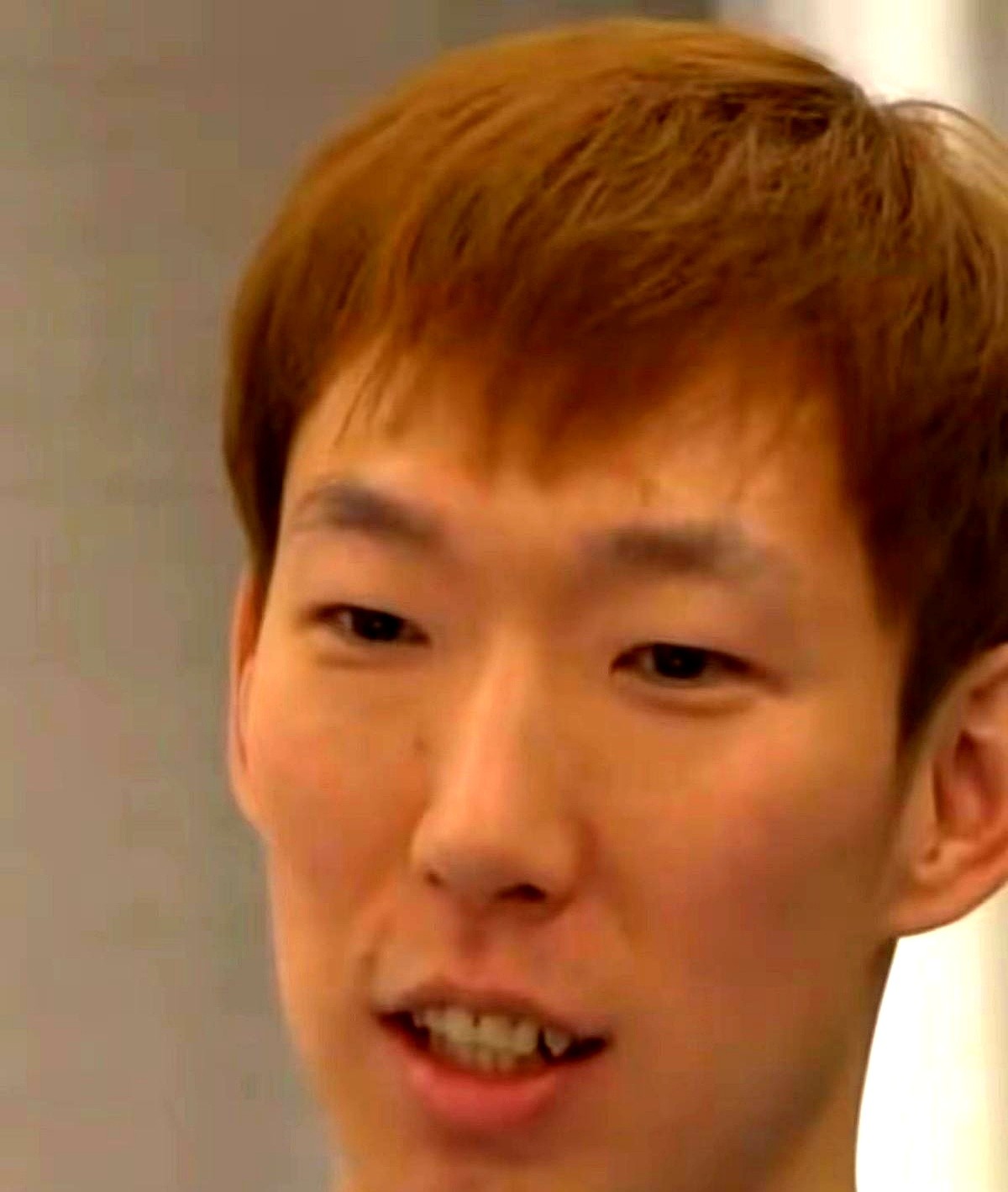 周琦这回没藏着掖着，直接把男篮热身赛的病根点透了。

后卫拿球单干，其他人站着看。他说现在的战术太死，跑动和传导都没了，根本不像个团队。

怎么破局？他给出的法子很实在。内线得主动牺牲数据，多做佯攻去拉开空间，把外线彻底盘活。

场上几个年轻内线像焦泊乔，拼抢确实积极，但光靠拼不够。球权得流转起来，