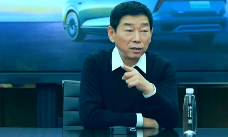 魏建军坚持不做增程，雷军入局澎程，选混联还是增程，买车人要看懂
 
不少家庭买车都纠结：到底选增程，还是混联？

一边魏建军坚持不做独立增程车型，另一边雷军推出澎程增程SUV。

两条路线，没有绝对好坏，但直接影响你的长途油耗、日常用车体验。

今天把底层逻辑讲透。
 
一、雷军做增程，不是妥协，是