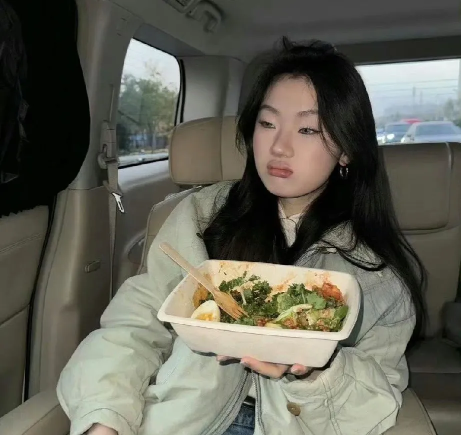 单依纯戴上美瞳后，那模样简直就是猫系美女一枚，特别是眼睛，跟猫咪一样迷人 ​