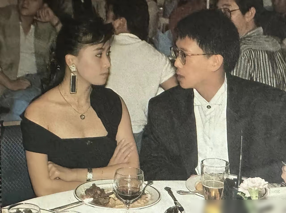 许晋亨晚年自爆：当年我爸不拦，我早娶刘嘉玲了！
1986年经吴君如介绍相识，许晋亨一见钟情，为她搬离许家大宅同居，还办了订婚仪式。刘嘉玲公开认了婚讯，满世界都等着喝喜酒。
许家老爷子咬死不同意，放话娶戏子就别分家产，许晋亨当场松了口，对媒体改口说婚期没定下来，没多久婚约取消。之后他两度按家族安排