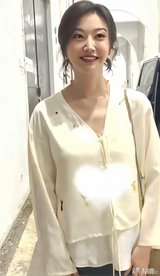 景甜 胳膊细腿也掩盖不了少妇韵味 ​