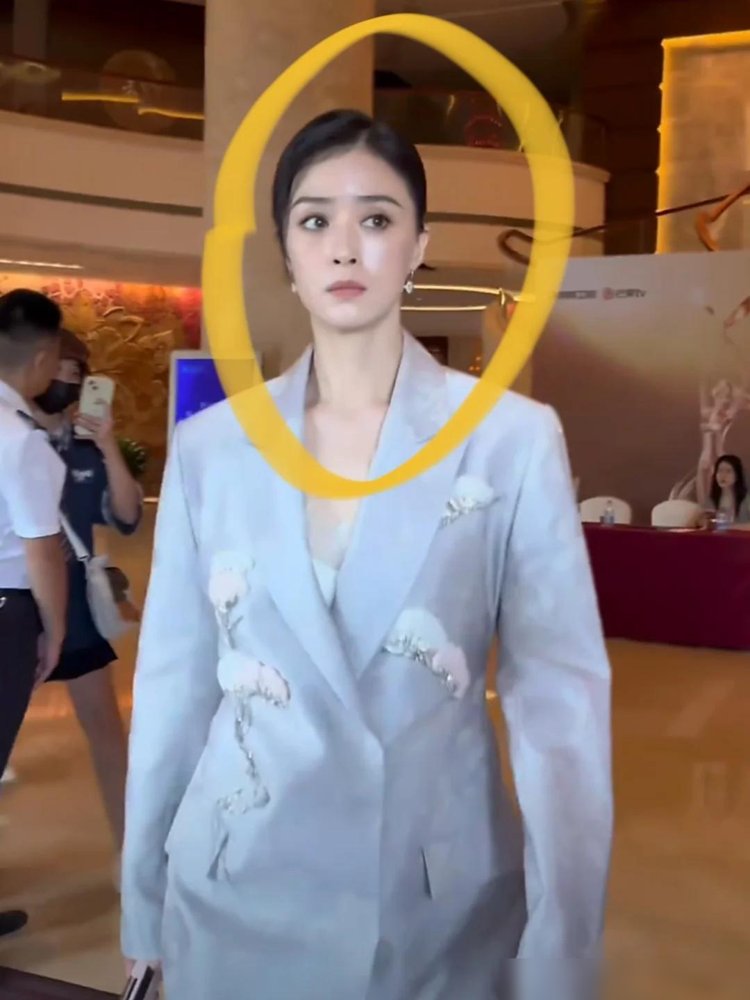 面相这个东西真说不准，蒋欣就是个例子，在电视剧里，她总是演一些气场全开、不好惹的狠角色，但现实里本人，却偏偏是个容易被一句评价就困住的人。戏里的她总是一副气场全开、不好惹的狠角色，但现实里的她，却偏偏是个极容易被几句冷评就困住半天的人。
前阵子刚凭《小巷人家》拿下金鹰奖提名，刚落地长沙，迎头撞上的