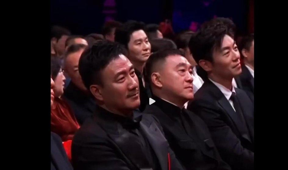 当台下坐着胡军、于和伟、朱亚文这一票大热门时，大概没几个人敢想，飞天奖优秀男演员这尊分量极重的奖杯，最后会被王仁君稳稳端走。
他手里甚至连张提前准备的小抄都没带。
就凭在《浴血荣光》里把青年时期的伟人演活了，他站在聚光灯下脱稿聊了五六分钟。没有程式化的感谢名单，更不搞那些虚头巴脑的煽情套路，从时